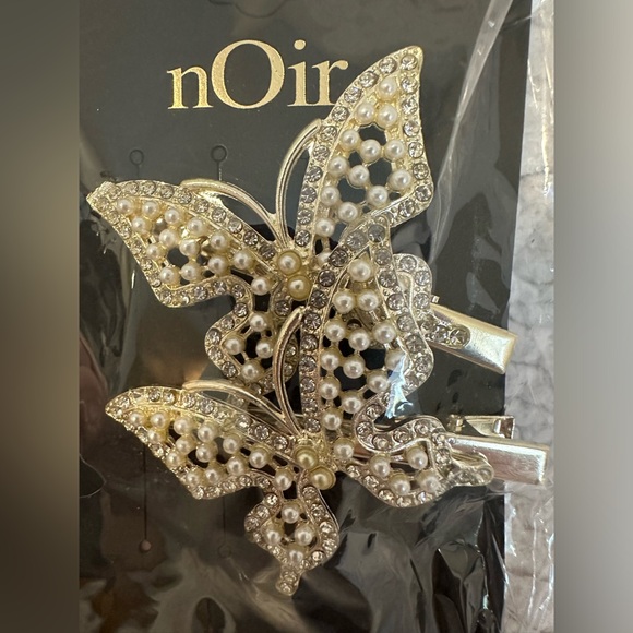 New NOIR Butterfly Pearl Hair Clip - Picture 3 of 7